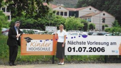 Hochschul-Rektor Prof. Dr. Armin Willingmann und die Einrichtungsgeschäftsführerin des Internationalen Bundes Ines Kühnel starten am 1. Juli 2006 gemeinsam die „KinderHochschule“