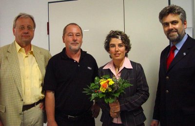 Prof. Karl Born, Prof. Harald Bastian und Rektor Prof. Dr. Armin Willingmann gratulierten der ersten Bachelor-Absolventin Andrea Drüeke (2.v.r.) am 28. Juni zum Abschluss ihres Studiums (v.l.n.r.)
